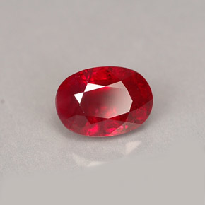 1.62カラットの天然レッドルビー（7.5×5.3 mm・オーバルカット）