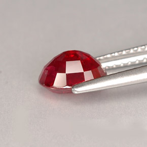 1.62カラットの天然レッドルビー（7.5×5.3 mm・オーバルカット）