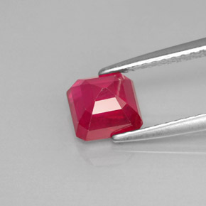 1.72カラットの天然ピンクレッドルビー（5.9×5.8 mm・エメラルドカット）
