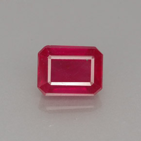 1.65カラットの天然ピンクレッドルビー（6.9×5.3 mm・エメラルドカット）