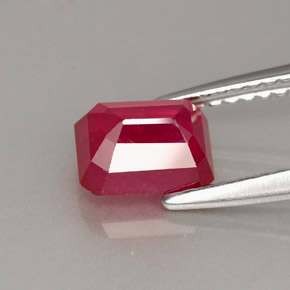 1.65カラットの天然ピンクレッドルビー（6.9×5.3 mm・エメラルドカット）