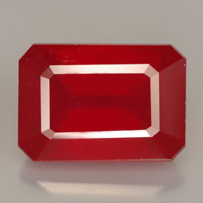13.23カラットの天然レッドルビー（14.9×10.6 mm・エメラルドカット）