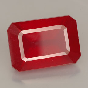 13.23カラットの天然レッドルビー（14.9×10.6 mm・エメラルドカット）