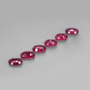 カラットの天然ピンクレッドルビー（4.1×3.1 mm・オーバルカット）