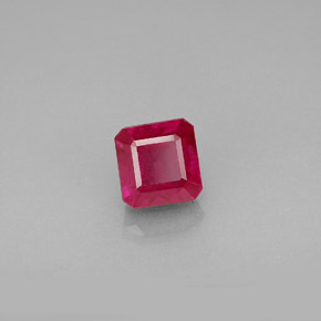 1.38カラットの天然ピンクレッドルビー（5.4×5.3 mm・エメラルドカット）