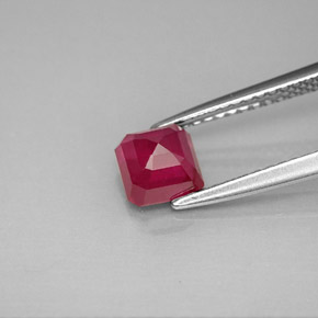 1.38カラットの天然ピンクレッドルビー（5.4×5.3 mm・エメラルドカット）