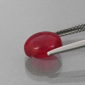 4.18カラットの天然レッドルビー（9.3×7.6 mm・透明）