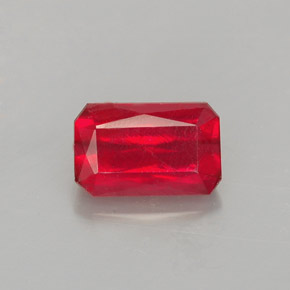 1.80カラットの天然レッドルビー（7.9×5.1 mm・エメラルドカット）