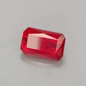 1.80カラットの天然レッドルビー（7.9×5.1 mm・エメラルドカット）