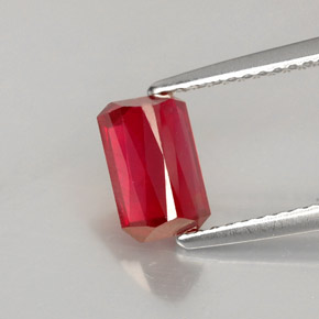 1.80カラットの天然レッドルビー（7.9×5.1 mm・エメラルドカット）