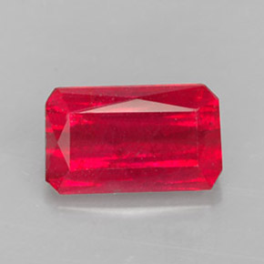 1.77カラットの天然レッドルビー（8.5×5.1 mm・エメラルドカット）