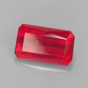 1.77カラットの天然レッドルビー（8.5×5.1 mm・エメラルドカット）