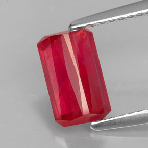 1.77カラットの天然レッドルビー（8.5×5.1 mm・エメラルドカット）