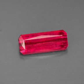 1.44カラットの天然レッドルビー（9.8×4.1 mm・エメラルドカット）