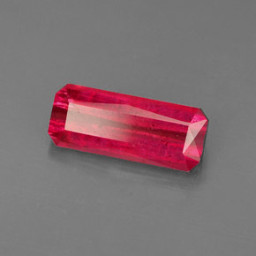 1.44カラットの天然レッドルビー（9.8×4.1 mm・エメラルドカット）