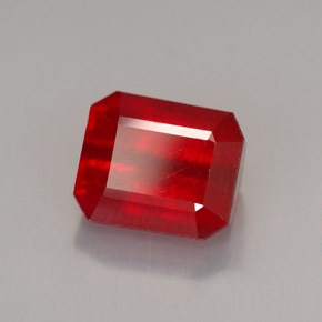 3.28カラットの天然レッドルビー（8.1×6.8 mm・エメラルドカット）