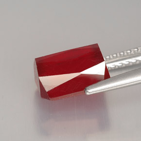 3.28カラットの天然レッドルビー（8.1×6.8 mm・エメラルドカット）