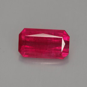 1.52カラットの天然レッドルビー（8.5×4.9 mm・エメラルドカット）