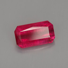 1.52カラットの天然レッドルビー（8.5×4.9 mm・エメラルドカット）
