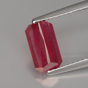 1.52カラットの天然レッドルビー（8.5×4.9 mm・エメラルドカット）