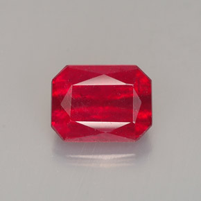 1.67カラットの天然レッドルビー（7.2×5.5 mm・エメラルドカット）