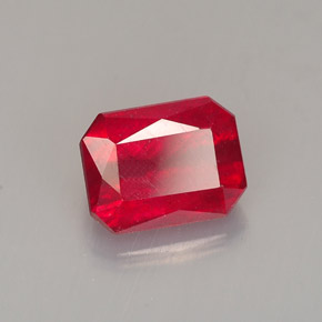 1.67カラットの天然レッドルビー（7.2×5.5 mm・エメラルドカット）