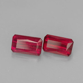カラットの天然レッドルビー（7.3×4.4 mm・エメラルドカット）