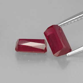 カラットの天然レッドルビー（7.3×4.4 mm・エメラルドカット）