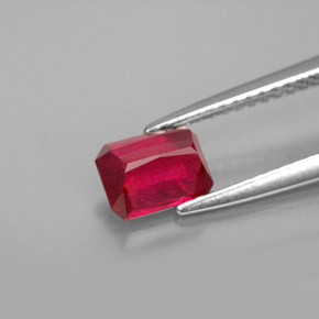 1.35カラットの天然ピンクレッドルビー（6.6×5 mm・エメラルドカット）