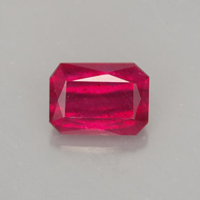 1.68カラットの天然レッドルビー（7.3×5.4 mm・エメラルドカット）