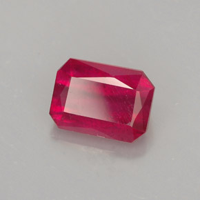 1.68カラットの天然レッドルビー（7.3×5.4 mm・エメラルドカット）