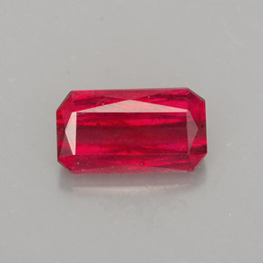 1.54カラットの天然レッドルビー（8.4×4.7 mm・エメラルドカット）