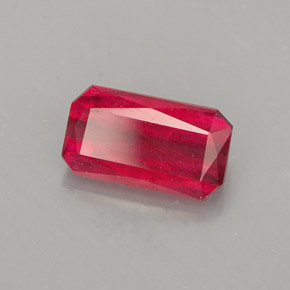 1.54カラットの天然レッドルビー（8.4×4.7 mm・エメラルドカット）
