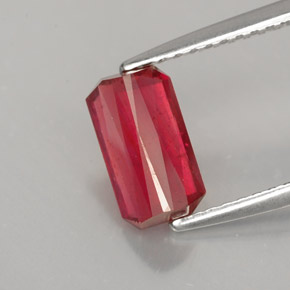 1.54カラットの天然レッドルビー（8.4×4.7 mm・エメラルドカット）