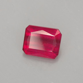 1.29カラットの天然レッドルビー（6.5×5.4 mm・エメラルドカット）