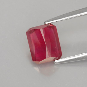 1.29カラットの天然レッドルビー（6.5×5.4 mm・エメラルドカット）
