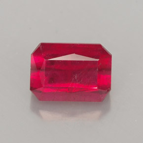 1.54カラットの天然レッドルビー（6.8×4.9 mm・エメラルドカット）