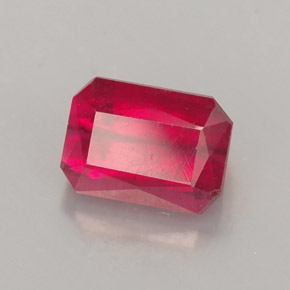1.54カラットの天然レッドルビー（6.8×4.9 mm・エメラルドカット）