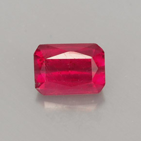 0.96カラットの天然レッドルビー（6.1×4.4 mm・エメラルドカット）