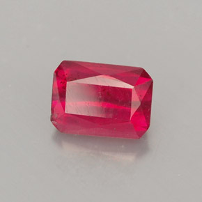 0.96カラットの天然レッドルビー（6.1×4.4 mm・エメラルドカット）