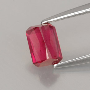 0.96カラットの天然レッドルビー（6.1×4.4 mm・エメラルドカット）