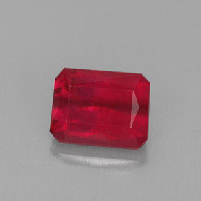 1.58カラットの天然レッドルビー（7×5.3 mm・エメラルドカット）