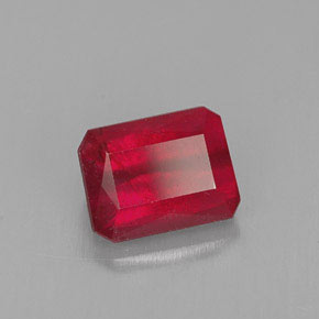 1.58カラットの天然レッドルビー（7×5.3 mm・エメラルドカット）