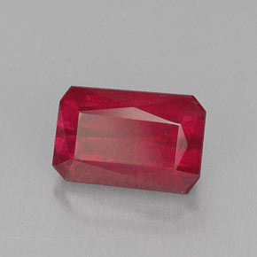 1.24カラットの天然レッドルビー（6.8×4.5 mm・エメラルドカット）