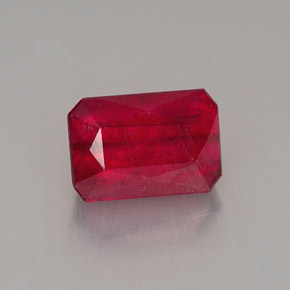 1.26カラットの天然ピンクレッドルビー（6.6×4.5 mm・エメラルドカット）