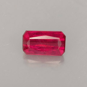 1.14カラットの天然ピンクレッドルビー（7.3×4.2 mm・エメラルドカット）