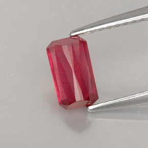 1.14カラットの天然ピンクレッドルビー（7.3×4.2 mm・エメラルドカット）