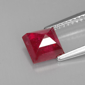 1.83カラットの天然レッドルビー（6.2×6.2 mm・四角）