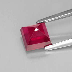 1.92カラットの天然レッドルビー（6.1×6.1 mm・四角）
