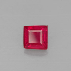 0.83カラットの天然レッドルビー（4.9×4.8 mm・四角）